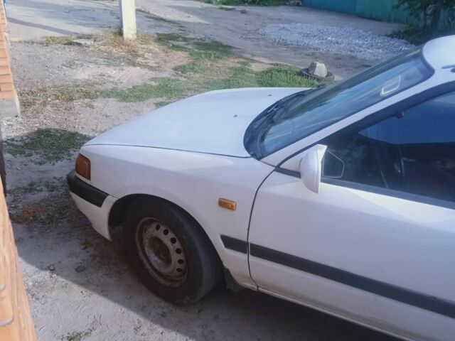 Белый Мазда 323, объемом двигателя 1 л и пробегом 320 тыс. км за 1000 $, фото 4 на Automoto.ua