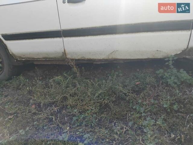 Білий Мазда 323, об'ємом двигуна 1.7 л та пробігом 300 тис. км за 600 $, фото 5 на Automoto.ua