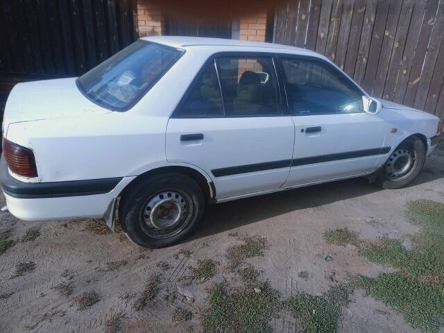 Белый Мазда 323, объемом двигателя 1 л и пробегом 320 тыс. км за 1000 $, фото 1 на Automoto.ua