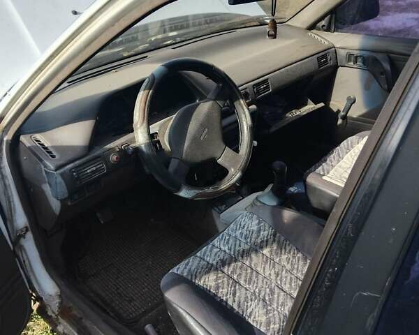 Білий Мазда 323, об'ємом двигуна 1.7 л та пробігом 300 тис. км за 600 $, фото 3 на Automoto.ua