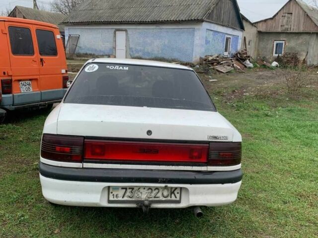 Белый Мазда 323, объемом двигателя 1.7 л и пробегом 300 тыс. км за 850 $, фото 2 на Automoto.ua