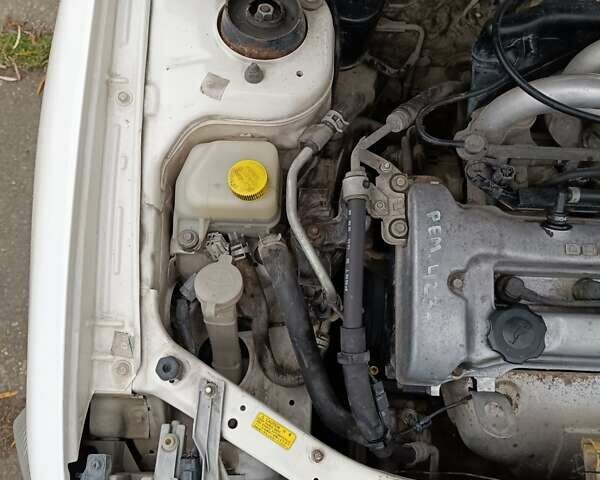 Белый Мазда 323, объемом двигателя 1.5 л и пробегом 420 тыс. км за 2750 $, фото 30 на Automoto.ua