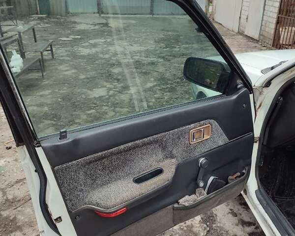 Белый Мазда 323, объемом двигателя 1.5 л и пробегом 177 тыс. км за 1500 $, фото 5 на Automoto.ua