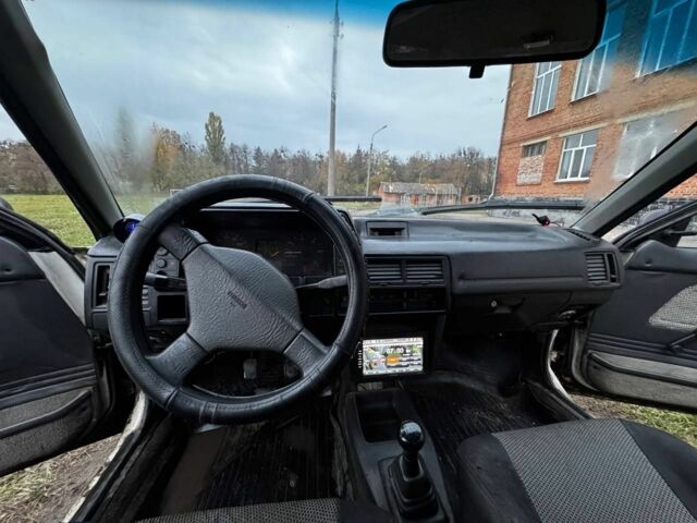 Белый Мазда 323, объемом двигателя 1.7 л и пробегом 100 тыс. км за 500 $, фото 3 на Automoto.ua