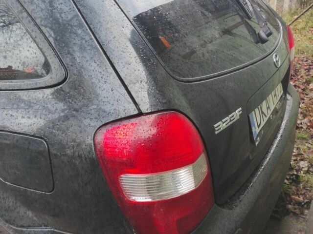 Черный Мазда 323, объемом двигателя 2 л и пробегом 260 тыс. км за 700 $, фото 1 на Automoto.ua