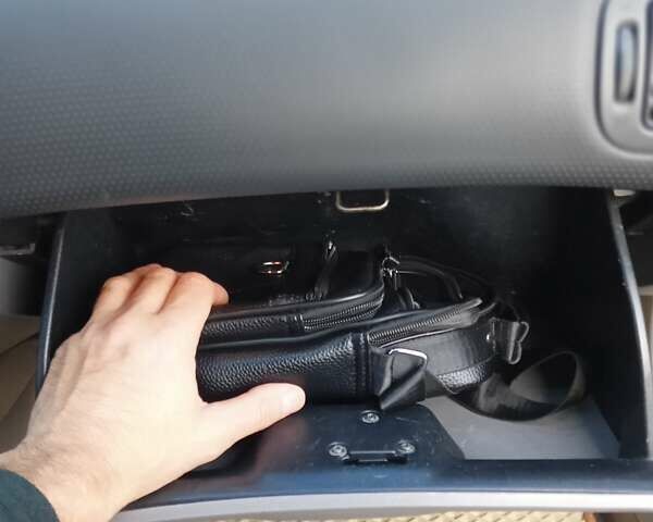 Черный Мазда 323, объемом двигателя 1.6 л и пробегом 305 тыс. км за 3800 $, фото 60 на Automoto.ua