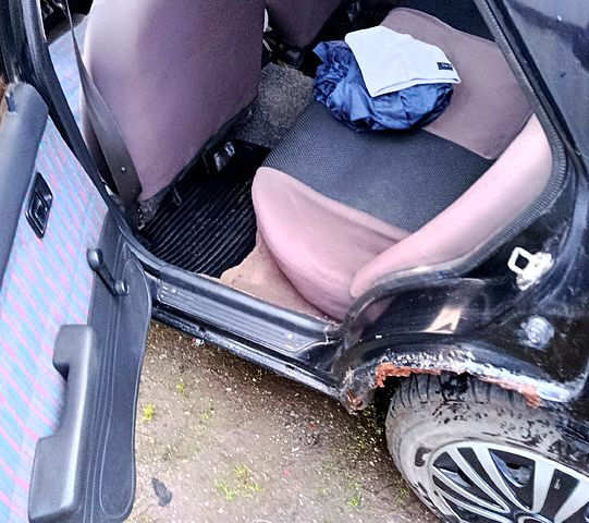 Черный Мазда 323, объемом двигателя 1.7 л и пробегом 300 тыс. км за 700 $, фото 5 на Automoto.ua