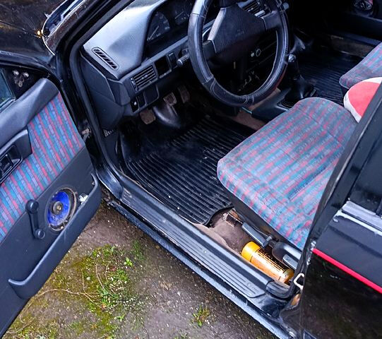 Черный Мазда 323, объемом двигателя 1.7 л и пробегом 300 тыс. км за 700 $, фото 4 на Automoto.ua