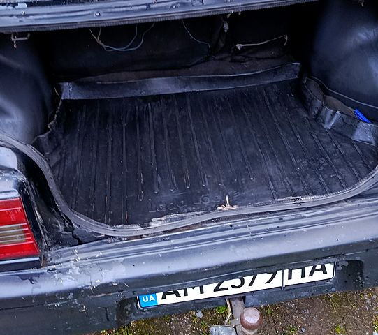 Черный Мазда 323, объемом двигателя 1.7 л и пробегом 300 тыс. км за 700 $, фото 2 на Automoto.ua