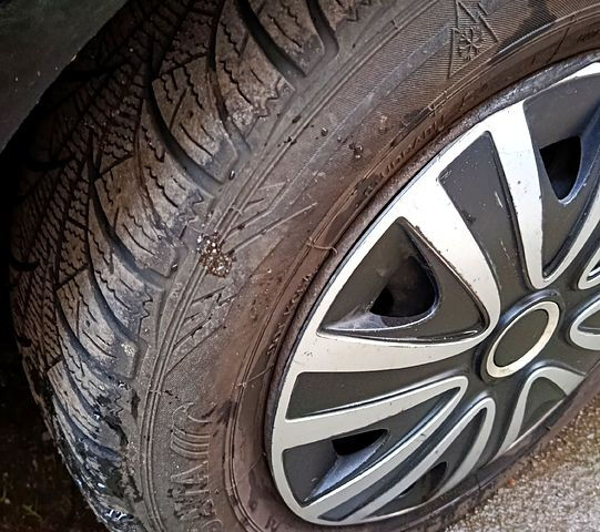 Черный Мазда 323, объемом двигателя 1.7 л и пробегом 300 тыс. км за 700 $, фото 9 на Automoto.ua