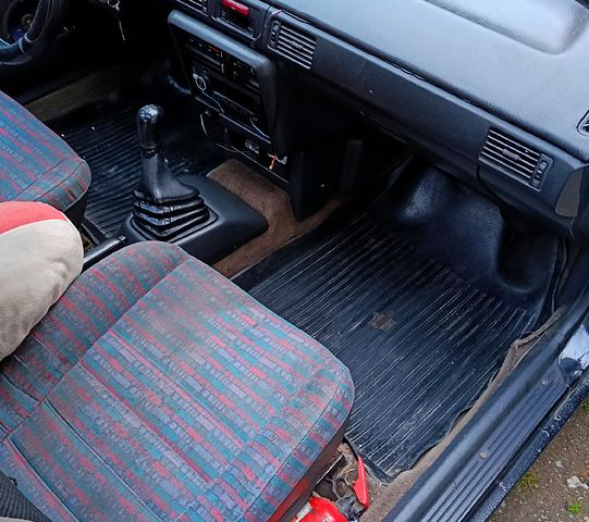 Черный Мазда 323, объемом двигателя 1.7 л и пробегом 300 тыс. км за 700 $, фото 6 на Automoto.ua