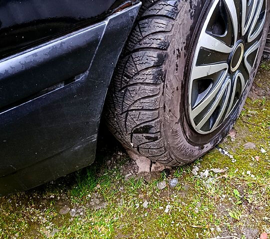 Черный Мазда 323, объемом двигателя 1.7 л и пробегом 300 тыс. км за 700 $, фото 10 на Automoto.ua