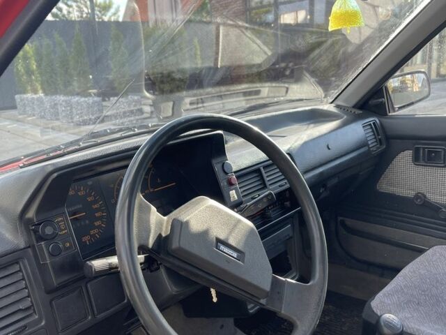 Красный Мазда 323, объемом двигателя 1.3 л и пробегом 225 тыс. км за 650 $, фото 4 на Automoto.ua