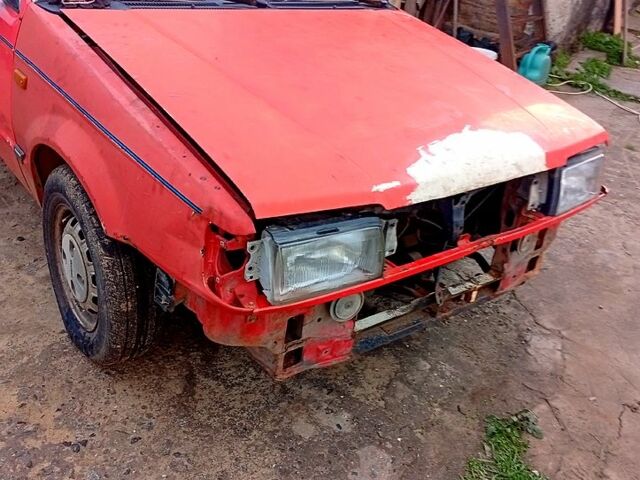 Красный Мазда 323, объемом двигателя 1.7 л и пробегом 370 тыс. км за 450 $, фото 3 на Automoto.ua