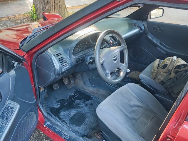 Красный Мазда 323, объемом двигателя 1.8 л и пробегом 444 тыс. км за 1200 $, фото 1 на Automoto.ua