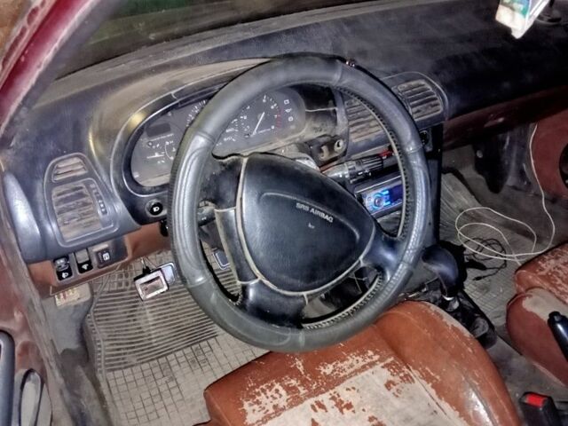 Красный Мазда 323, объемом двигателя 1.6 л и пробегом 400 тыс. км за 1500 $, фото 3 на Automoto.ua