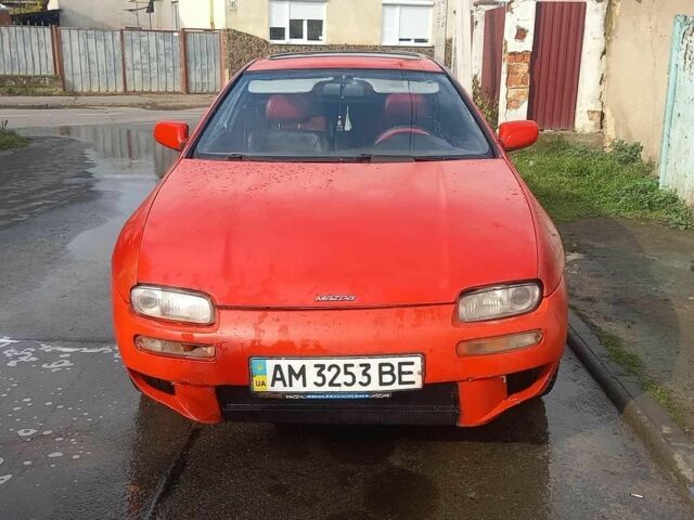 Красный Мазда 323, объемом двигателя 2 л и пробегом 300 тыс. км за 800 $, фото 1 на Automoto.ua