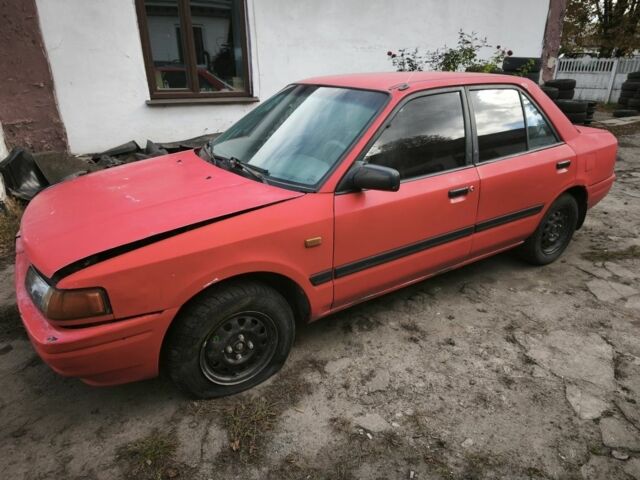 Красный Мазда 323, объемом двигателя 1.6 л и пробегом 500 тыс. км за 400 $, фото 1 на Automoto.ua
