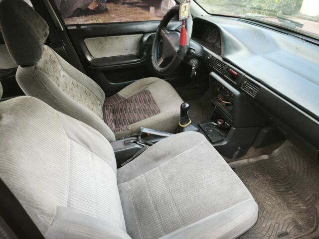 Красный Мазда 323, объемом двигателя 1.6 л и пробегом 500 тыс. км за 400 $, фото 5 на Automoto.ua