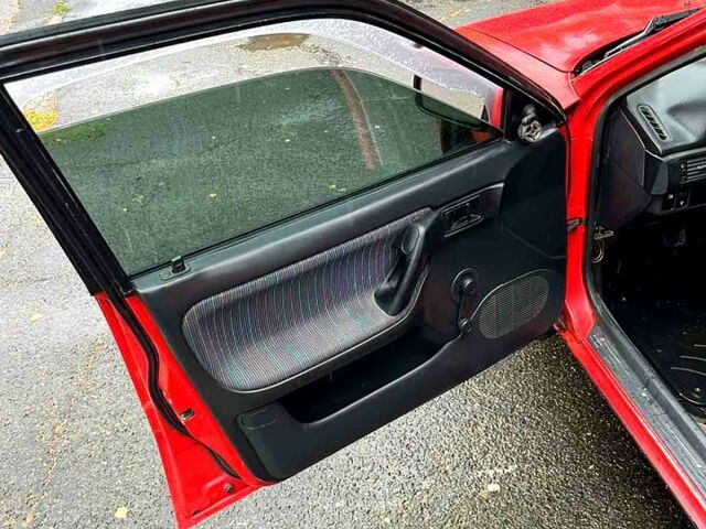 Красный Мазда 323, объемом двигателя 1.6 л и пробегом 240 тыс. км за 1200 $, фото 5 на Automoto.ua