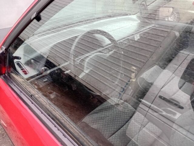 Красный Мазда 323, объемом двигателя 1.6 л и пробегом 260 тыс. км за 1000 $, фото 4 на Automoto.ua