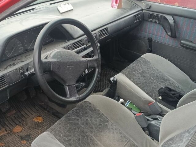 Красный Мазда 323, объемом двигателя 1.3 л и пробегом 300 тыс. км за 475 $, фото 3 на Automoto.ua