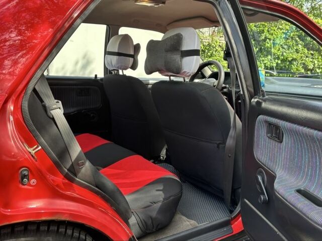 Красный Мазда 323, объемом двигателя 1.6 л и пробегом 313 тыс. км за 2000 $, фото 5 на Automoto.ua