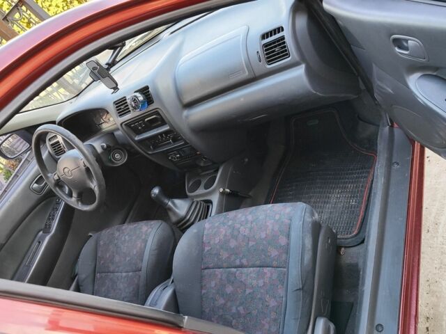 Красный Мазда 323, объемом двигателя 1 л и пробегом 315 тыс. км за 1800 $, фото 5 на Automoto.ua