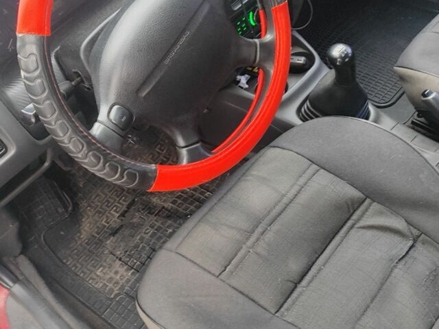 Красный Мазда 323, объемом двигателя 1.5 л и пробегом 381 тыс. км за 1450 $, фото 4 на Automoto.ua