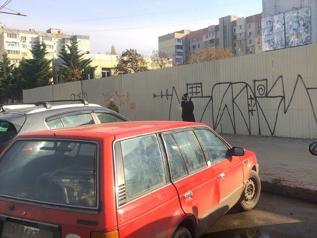 Червоний Мазда 323, об'ємом двигуна 2 л та пробігом 0 тис. км за 550 $, фото 2 на Automoto.ua