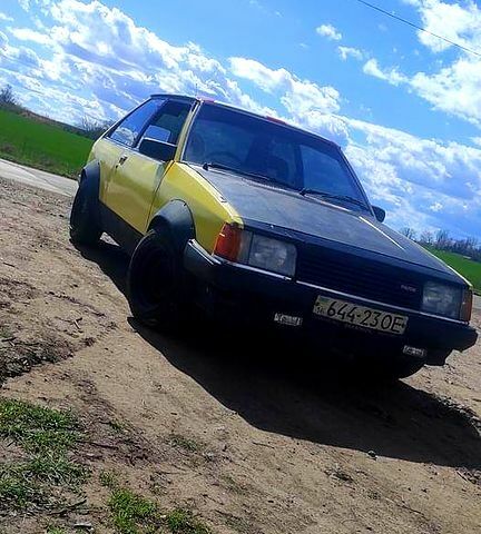 Желтый Мазда 323, объемом двигателя 13 л и пробегом 300 тыс. км за 350 $, фото 1 на Automoto.ua