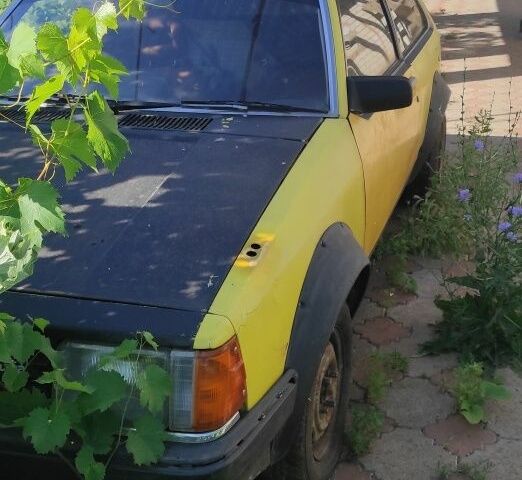 Желтый Мазда 323, объемом двигателя 1.3 л и пробегом 300 тыс. км за 190 $, фото 1 на Automoto.ua