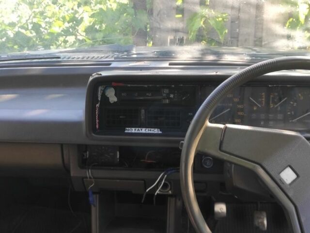 Желтый Мазда 323, объемом двигателя 1.3 л и пробегом 300 тыс. км за 190 $, фото 5 на Automoto.ua