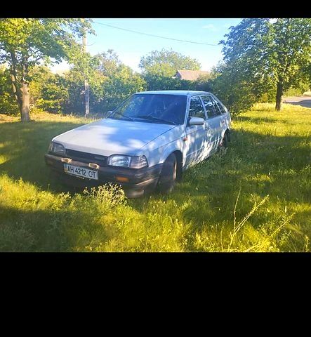 Серый Мазда 323, объемом двигателя 1.3 л и пробегом 222 тыс. км за 200 $, фото 1 на Automoto.ua