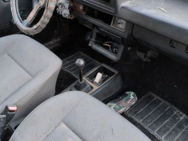 Серый Мазда 323, объемом двигателя 1.6 л и пробегом 100 тыс. км за 350 $, фото 2 на Automoto.ua