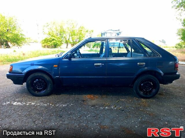 Синій Мазда 323, об'ємом двигуна 1.3 л та пробігом 200 тис. км за 600 $, фото 1 на Automoto.ua
