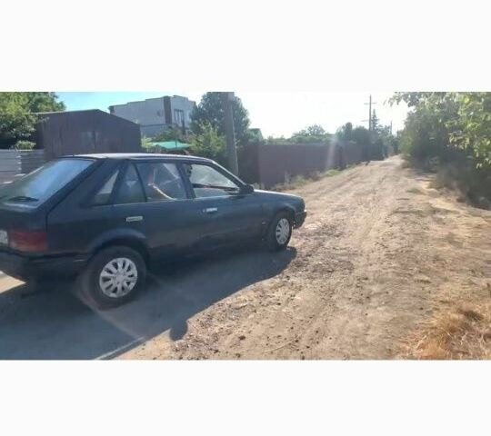 Синий Мазда 323, объемом двигателя 1.3 л и пробегом 200 тыс. км за 477 $, фото 4 на Automoto.ua