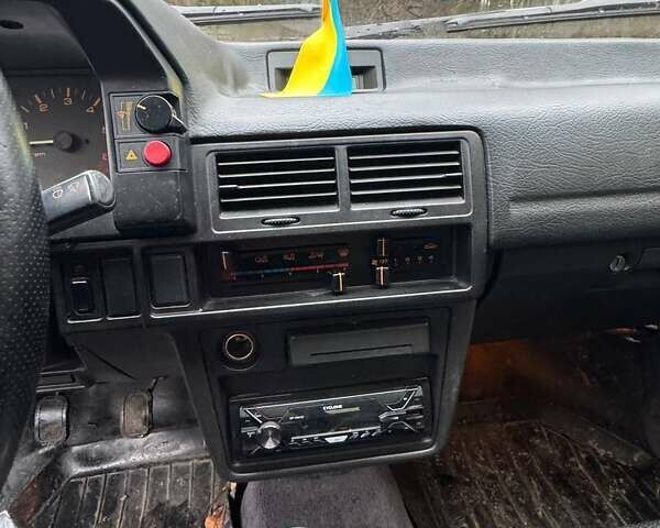 Синий Мазда 323, объемом двигателя 1.32 л и пробегом 220 тыс. км за 950 $, фото 8 на Automoto.ua