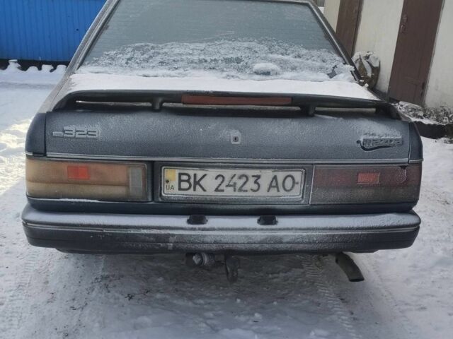 Синий Мазда 323, объемом двигателя 1.5 л и пробегом 300 тыс. км за 900 $, фото 3 на Automoto.ua
