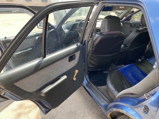 Синий Мазда 323, объемом двигателя 1.3 л и пробегом 600 тыс. км за 950 $, фото 5 на Automoto.ua