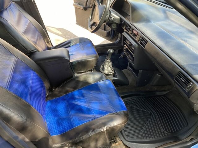 Синий Мазда 323, объемом двигателя 1.3 л и пробегом 600 тыс. км за 950 $, фото 4 на Automoto.ua