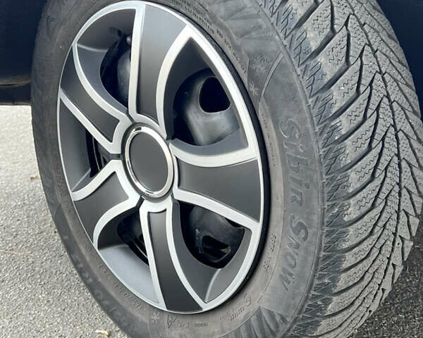 Синий Мазда 323, объемом двигателя 1.6 л и пробегом 250 тыс. км за 1900 $, фото 6 на Automoto.ua