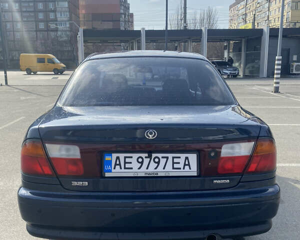 Синий Мазда 323, объемом двигателя 1.5 л и пробегом 330 тыс. км за 3000 $, фото 4 на Automoto.ua
