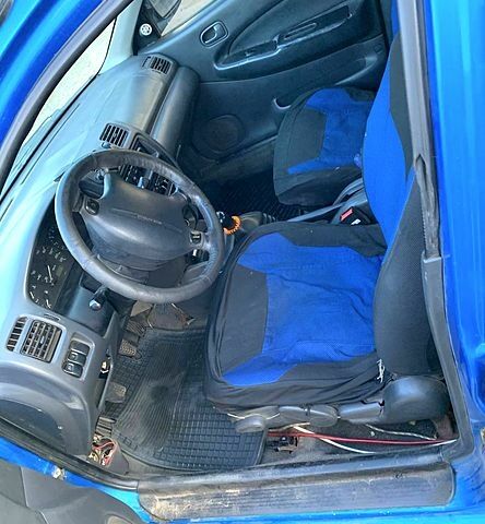 Синий Мазда 323, объемом двигателя 1.8 л и пробегом 250 тыс. км за 750 $, фото 1 на Automoto.ua
