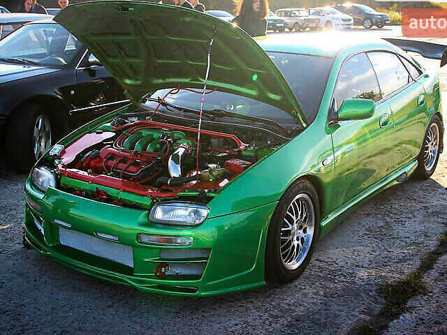 Зеленый Мазда 323, объемом двигателя 2 л и пробегом 200 тыс. км за 4200 $, фото 1 на Automoto.ua