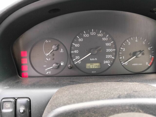 Зелений Мазда 323, об'ємом двигуна 1.8 л та пробігом 161 тис. км за 3200 $, фото 2 на Automoto.ua