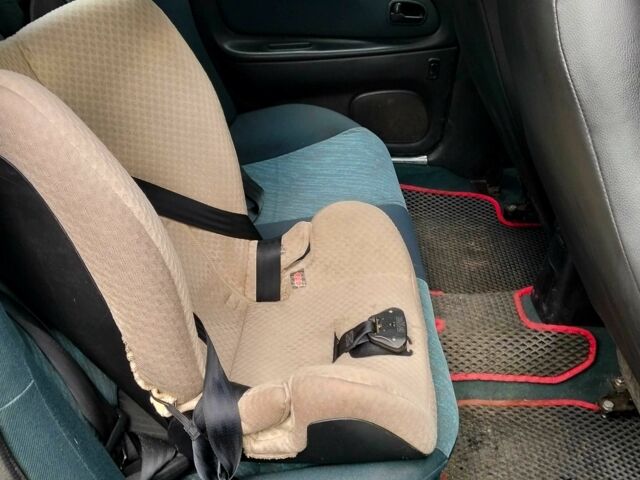 Зелений Мазда 323, об'ємом двигуна 1.8 л та пробігом 161 тис. км за 3200 $, фото 4 на Automoto.ua