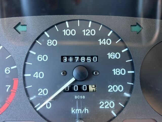 Зеленый Мазда 323, объемом двигателя 1.5 л и пробегом 317 тыс. км за 1300 $, фото 8 на Automoto.ua