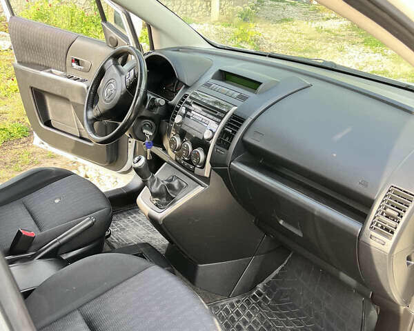 Білий Мазда 5, об'ємом двигуна 2 л та пробігом 175 тис. км за 7000 $, фото 5 на Automoto.ua