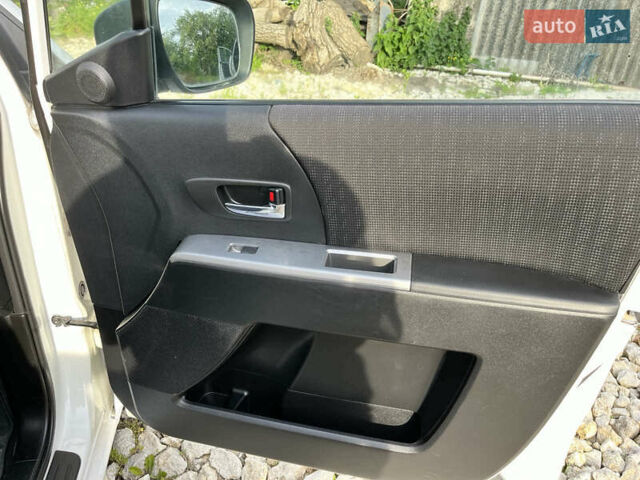 Білий Мазда 5, об'ємом двигуна 2 л та пробігом 175 тис. км за 7000 $, фото 6 на Automoto.ua